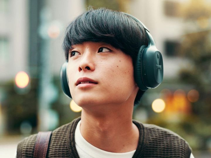 【小児科医が解説】子どもからの「聞き返し」が増えていませんか？ 若者の8人に1人が、一生治らない「ヘッドホン難聴」の兆候があると分かりました。耳の「有毛細胞」は一度壊れると再生しません。手遅れになる前に親子で知っておきたい「耳を守るための3つの鉄則」をご紹介します。（※画像：Shutterstock.com）