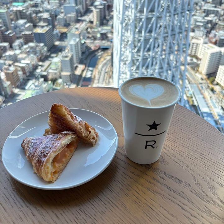 左：コルネッティ サクラ 右：クラシック ダブル トール ラテ（Hot/Iced） 