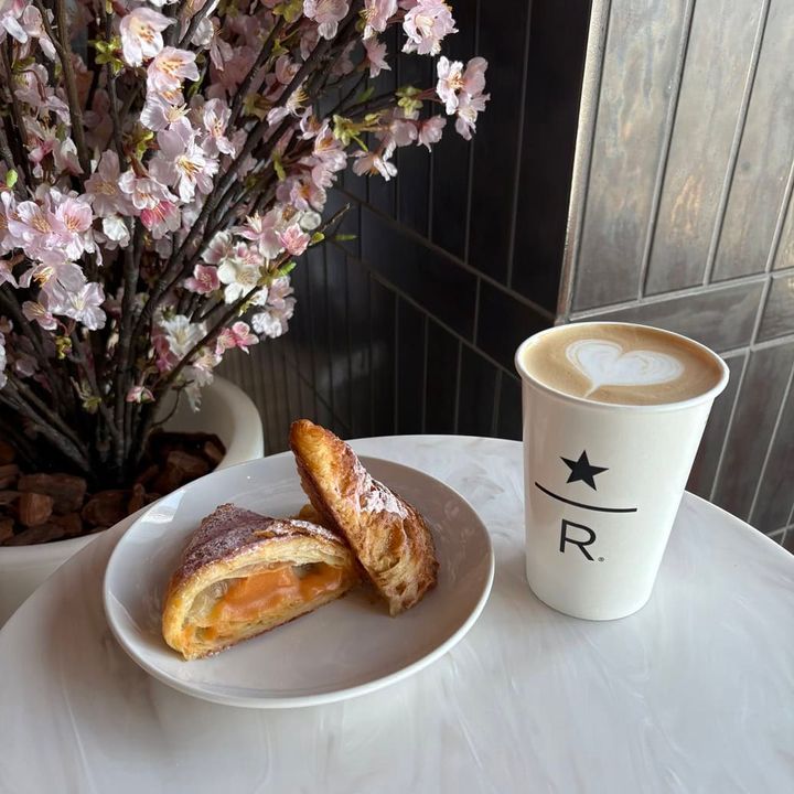 左：コルネッティ サクラ 右：クラシック ダブル トール ラテ（Hot/Iced） 