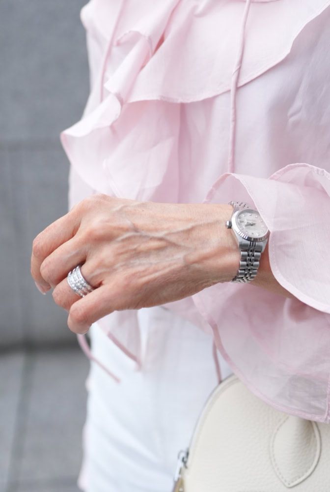 手元はホワイト系の時計＆ジュエリーで爽やかに