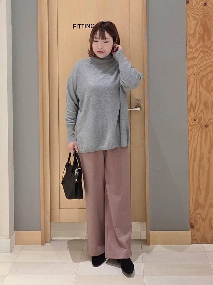 くすみピンクのボトムスであか抜けコーデ