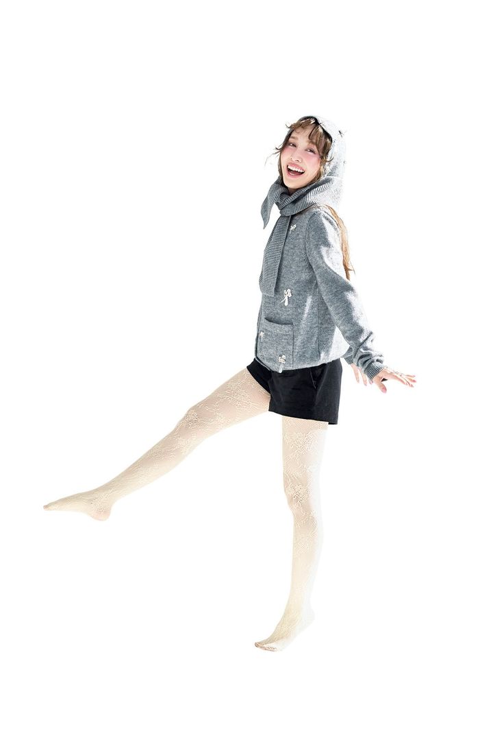 最旬チークをまとい、ポーズをとる百田夏菜子