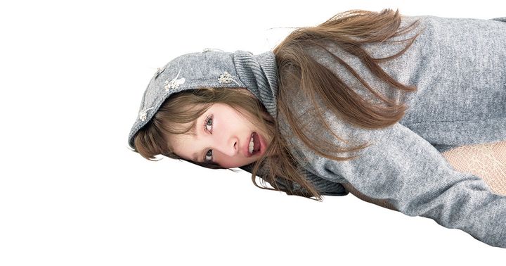 最旬のピンクチークメイクを纏い、無邪気な表情を向ける百田夏菜子