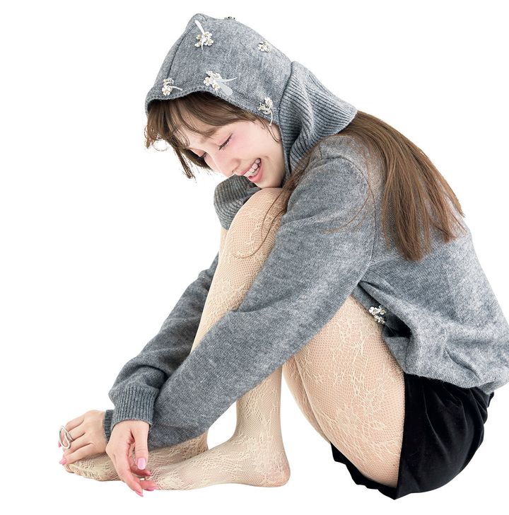 旬のピンクチークを纏い、膝を抱えるポーズでほほ笑む百田夏菜子