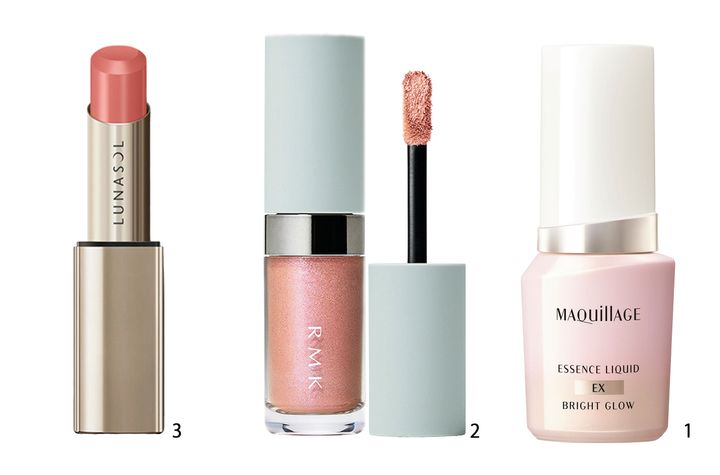 多幸感チークメイクに合う、メイクアイテム。左から、ルナソル フュージングカラーリップス 11 エイプリルキス、RMKのリッド インプレッション リクイド アイシャドウ 05 ミックス オブ ヘヴン、マキアージュのエッセンスリキッド EX ブライトグロウ ピュアピンク05 SPF30・PA+++。