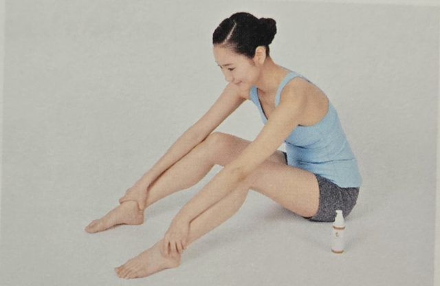 体育座りの女性