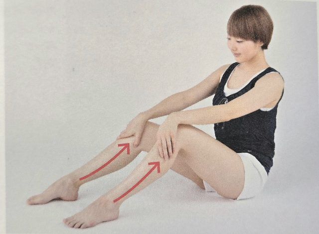 脚をマッサージ