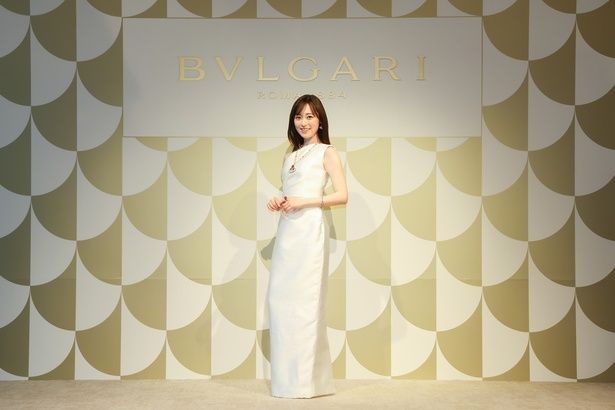 白ドレスにブルガリのジュエリーをまとった全身コーディネート