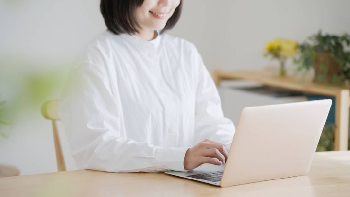 パソコンを操作する人