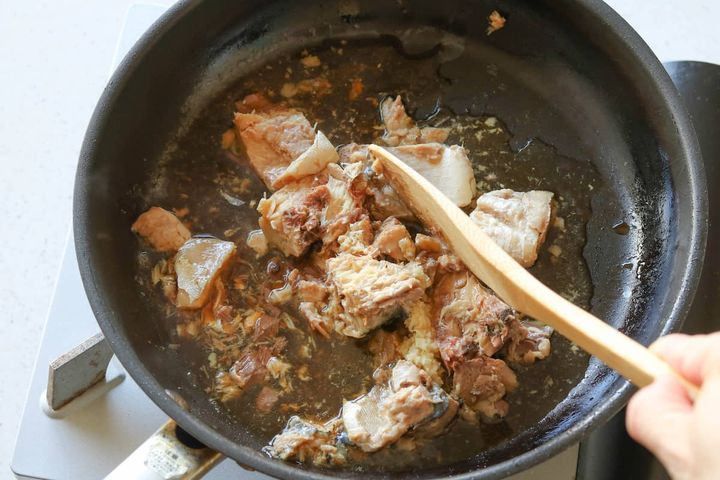 鯖缶と小松菜のそぼろ