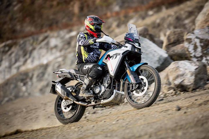 「素直な操縦性ですんなり乗れました。特段変わった挙動はなく、倒せば自然に曲がっていく感覚です。神経質にならなくても自然に操れるビッグオフですね。ヤマハに近いフィーリングだそうで、ワインディングを走っても十分に楽しめそうです。ビッグオフ初心者にも優しい性能で100万円を切るのがポイントです」