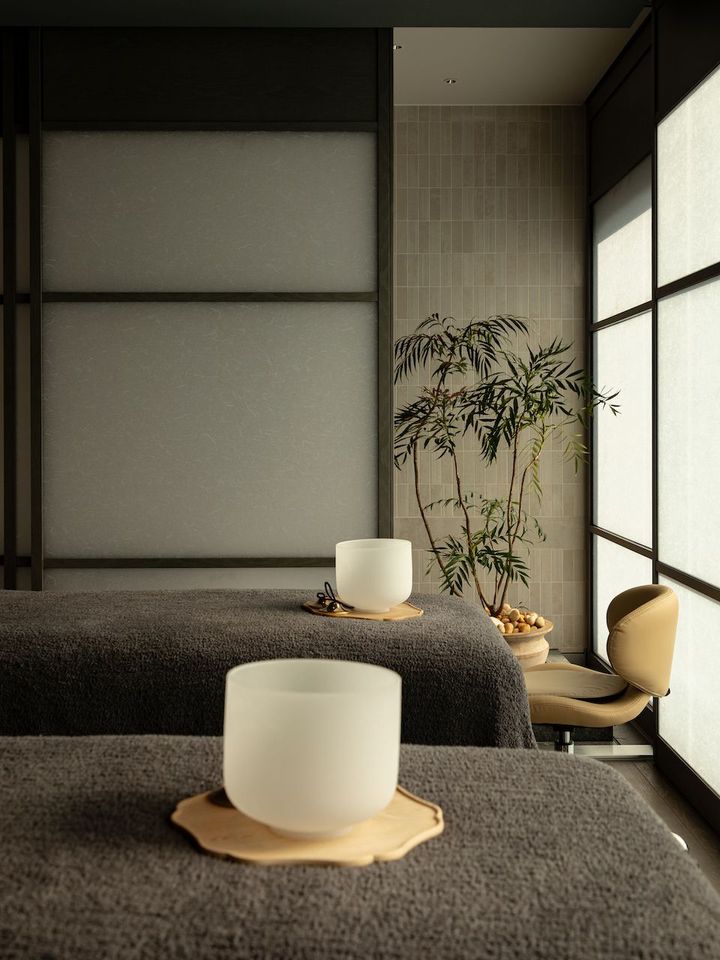 落ち着いた色彩、zenの佇まいを感じさせるスパルーム。