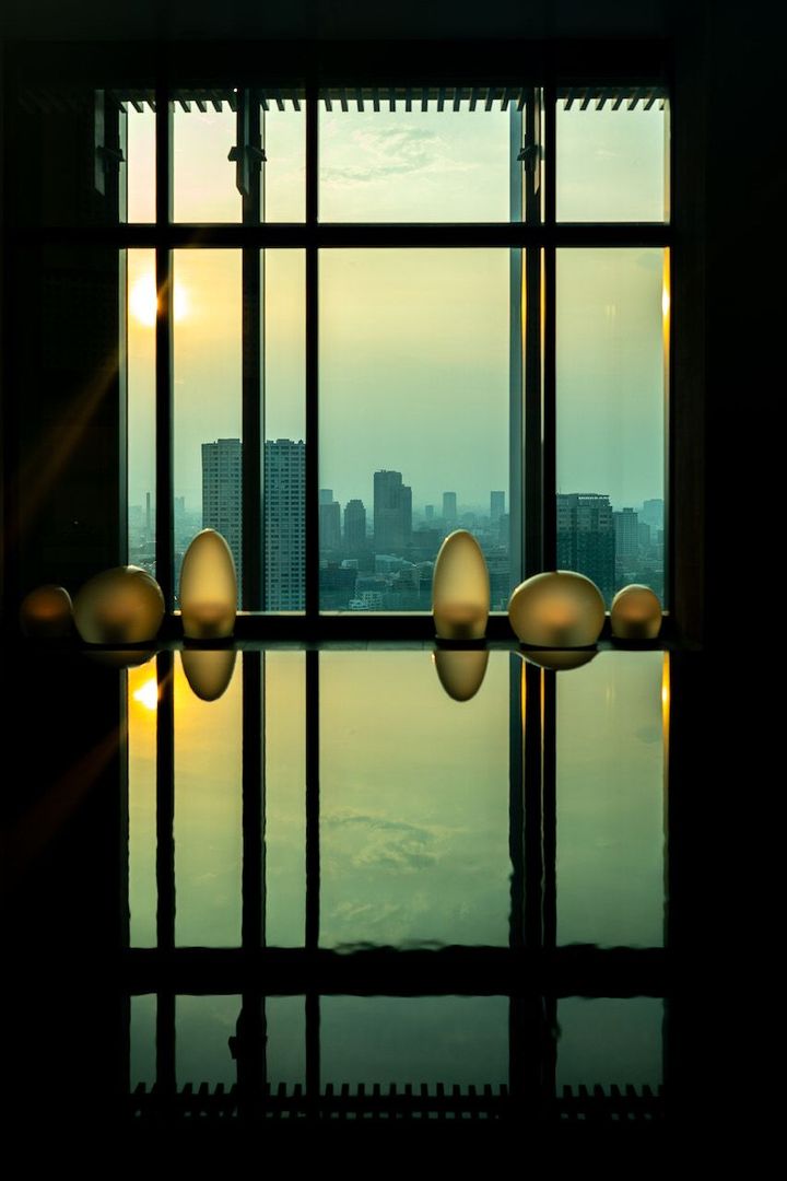 夕刻のプールサイド。高輪の願望がひらけている。