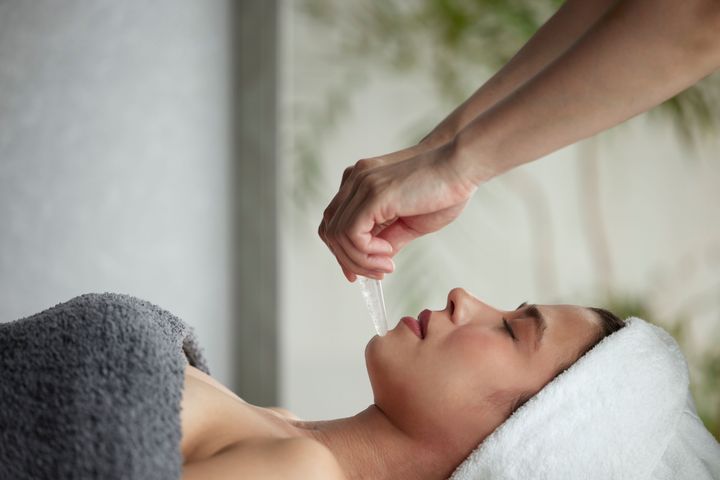 すべやかなクリスタルで顔の仕上げを。