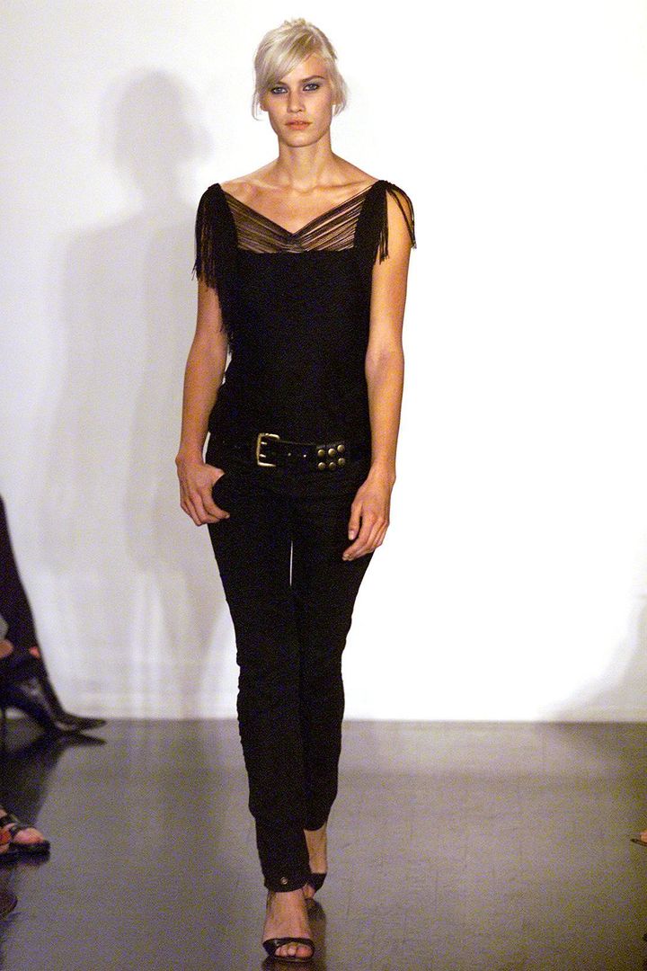 カタヨネアデリ 2002年春夏コレクションより。