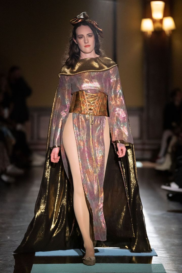 パペッツ アンド パペッツの2020-21年秋冬ショーに、モデルとして出演したルー・ダラスのラファエラ・ハンリー。