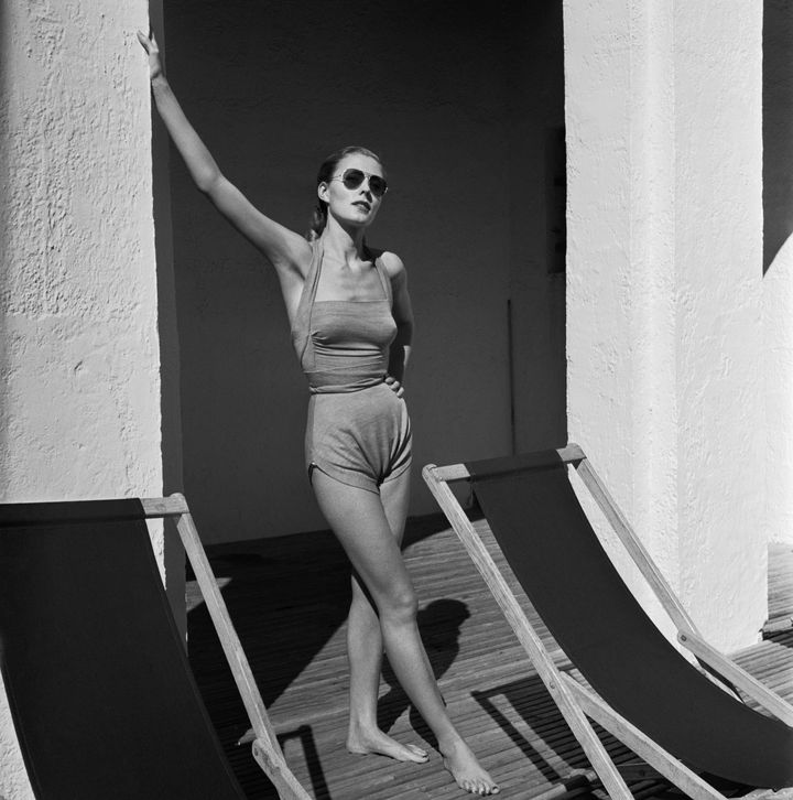 クレア マッカーデルのスイムウェアを纏ったモデル（1946年）。