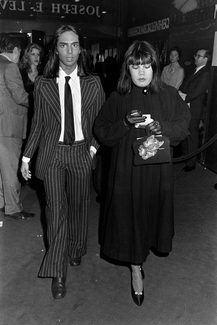 1974年、ニューヨークで開催されたザンドラ・ローズのファッションショーに出席したアナ・スイとスティーブン・マイゼル。