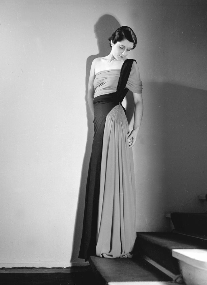 1935年、マドレーヌ・ヴィオネが手がけたドレスを着たモデル。