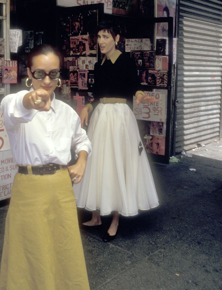 1987年、タイムズスクエアでモデルと並んでポーズをとるイザベル・トレド。