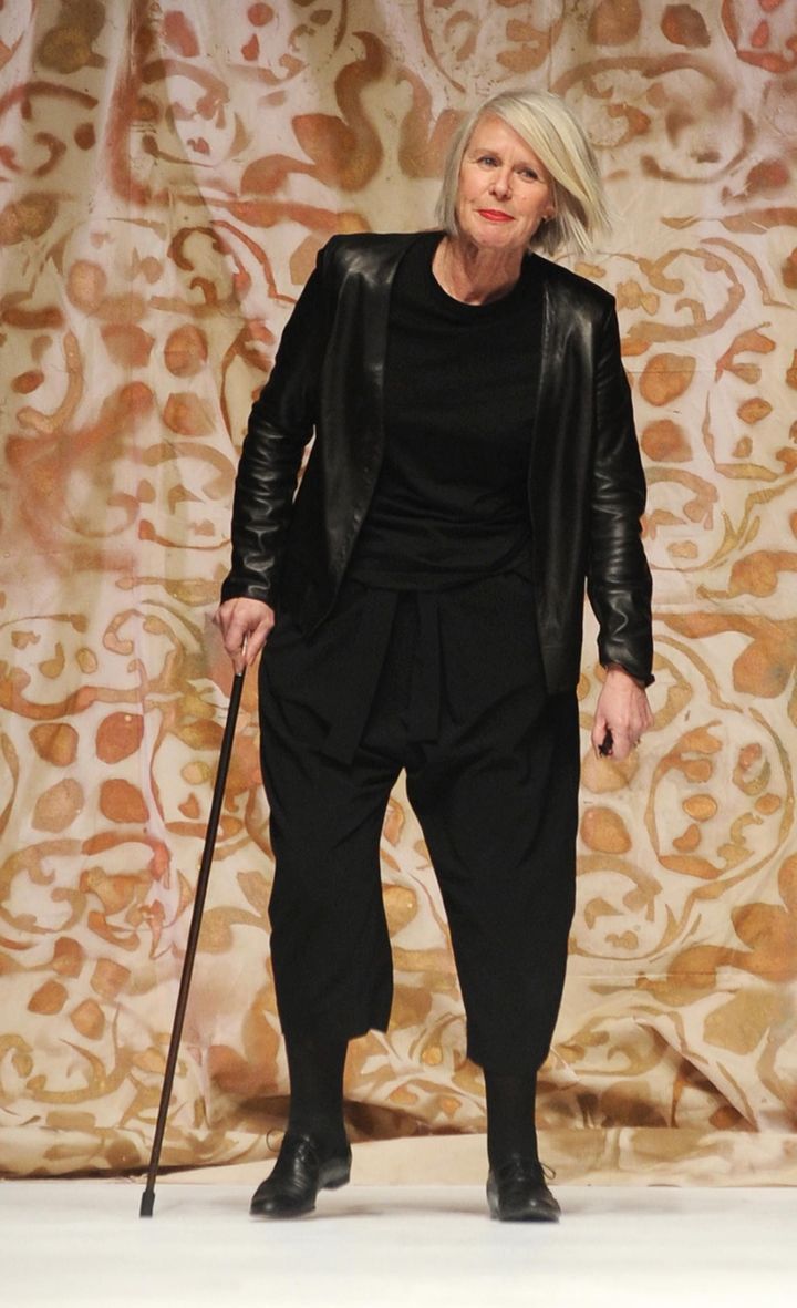 2010-11年秋冬コレクションのショーのフィナーレ後、ランウェイに出て一礼するベティ・ジャクソン。