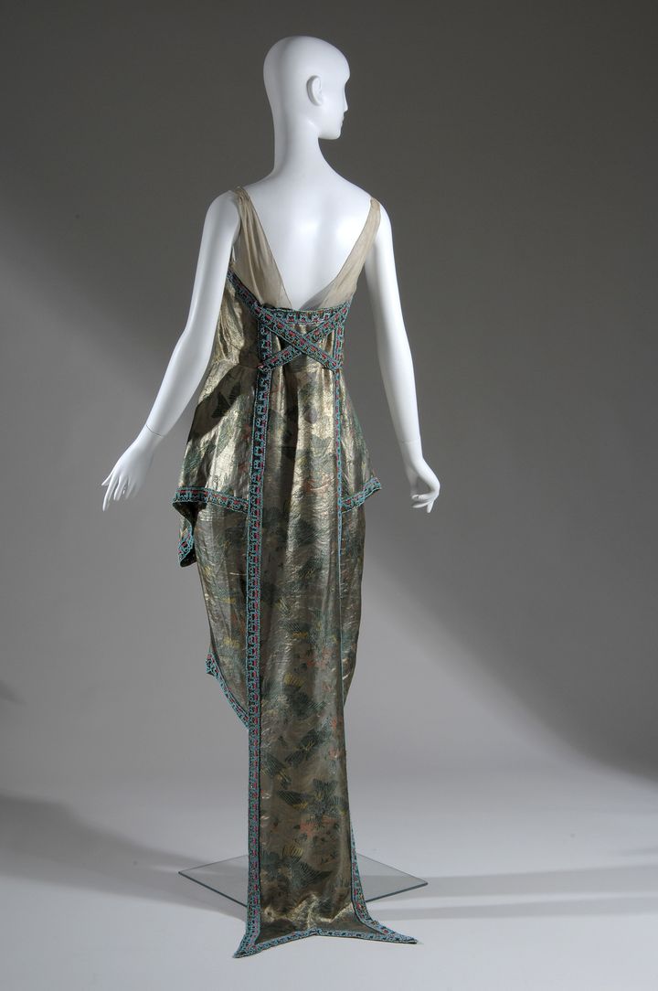 カロ・スールズによるイブニングドレスのディテール（1921年）。