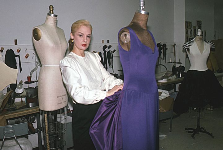 キャロリーナ・ヘレラ、アトリエにて（1987年）。