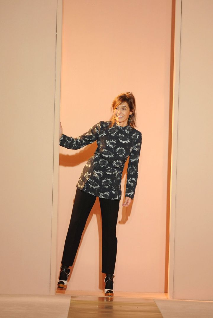 2012-13年秋冬コレクションのショーを終え、一礼するマルニ創業者のコンスエロ・カスティリオーニ。