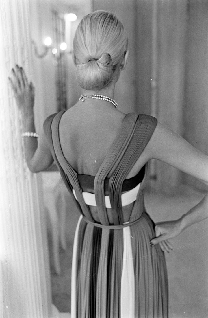 1978-79年秋冬コレクションのプレビューの一環としてマダム・グレによるガウンを披露するモデル。