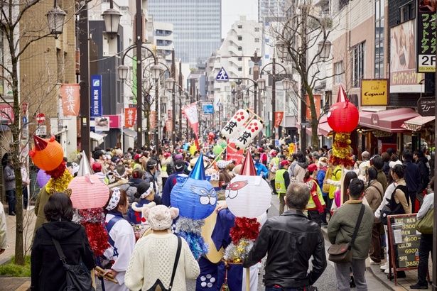引きの視点だと、本当にお祭りをやっているようにしか見えない 撮影/植村忠透