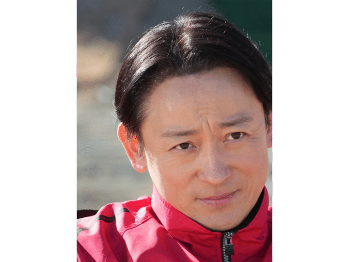 All About ニュース編集部は「今年〇歳の男性俳優」に関するアンケート調査を実施。「今年50歳と知って驚いた男性俳優」ランキングで1位に選ばれたのは？（サムネイル画像出典：『俺たちの箱根駅伝』公式Instagramより）