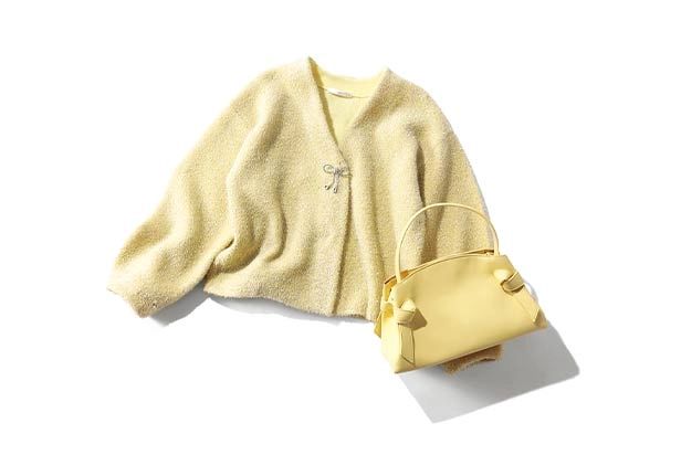 イエローのバッグとカーディガン