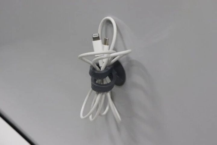 ダイソー くっつけられる形状記憶コードバンド 吸盤タイプ 1本入り コードバンド 使用例