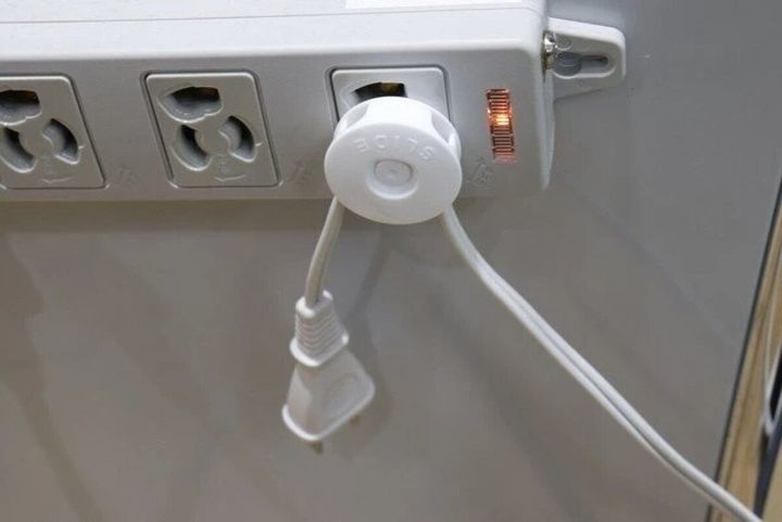 ダイソー コンセントプラグホルダー 2P 使用例