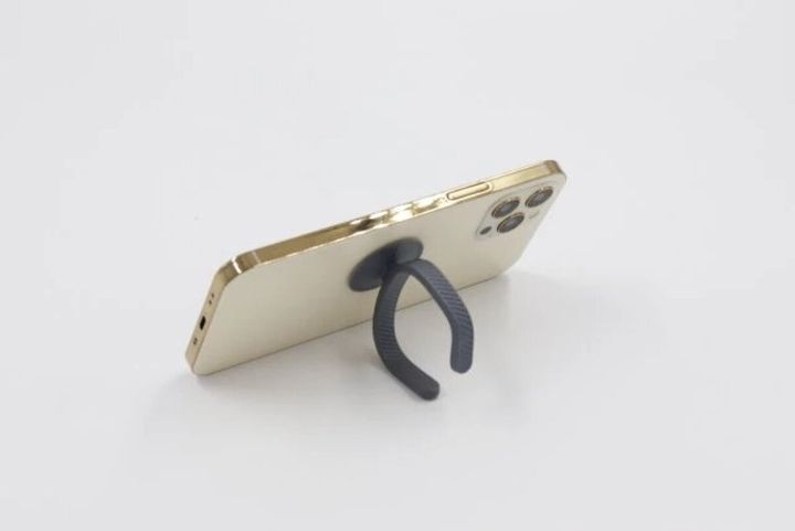 ダイソー くっつけられる形状記憶コードバンド 吸盤タイプ 1本入り スマホスタンド 使用例