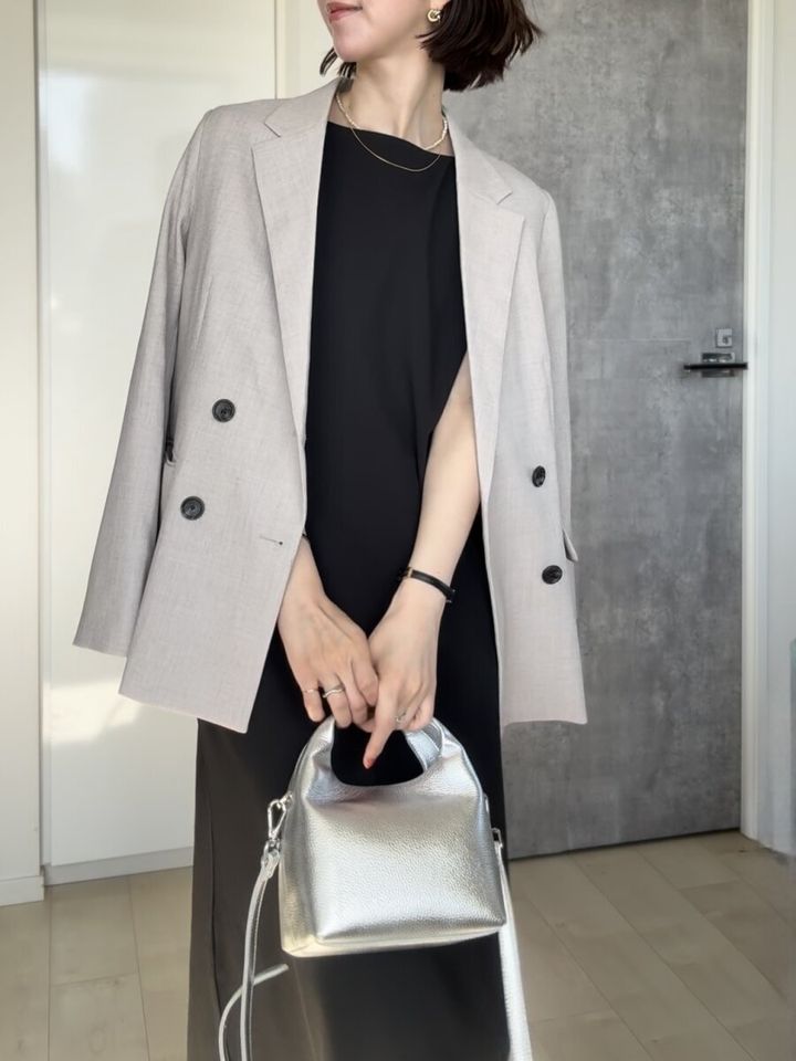 ユニクロクレープジャージーワンピースノースリーブとジャケットコーデ