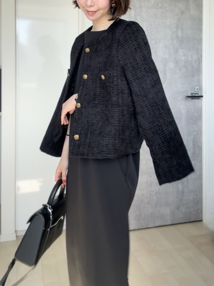 ユニクロクレープジャージーワンピースノースリーブとツイードジャケットコーデ