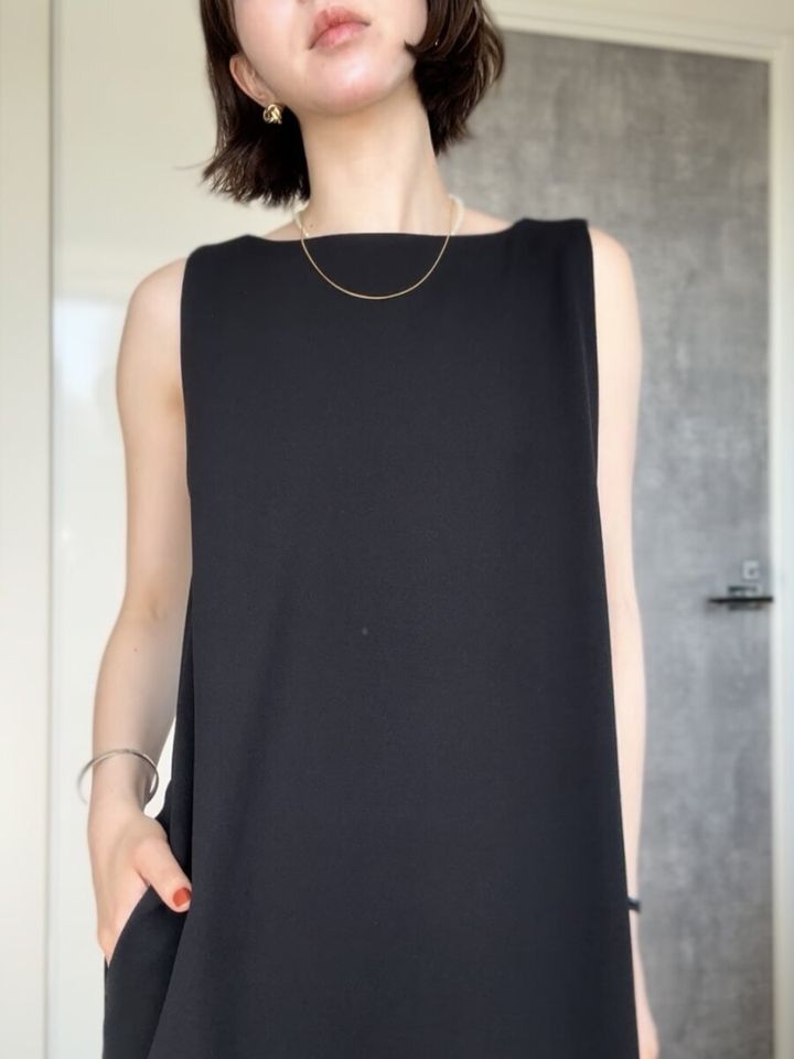 ユニクロクレープジャージーワンピースノースリーブ ボートネック部分