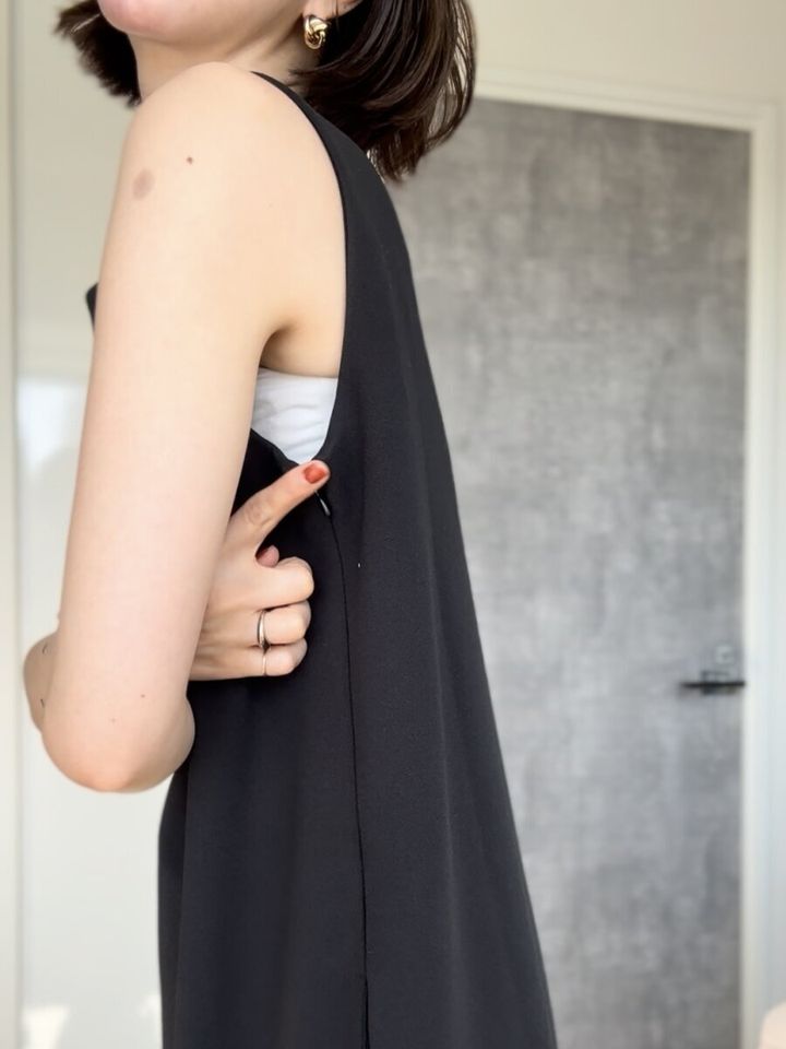 ユニクロクレープジャージーワンピースノースリーブ ファスナー部分