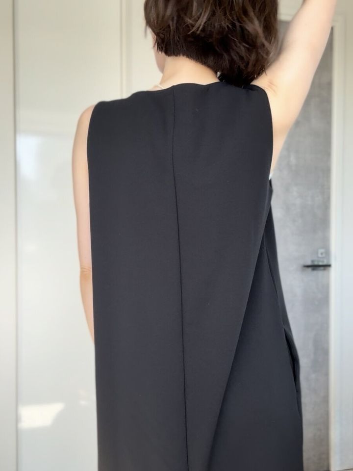 ユニクロクレープジャージーワンピースノースリーブ 背面センターライン