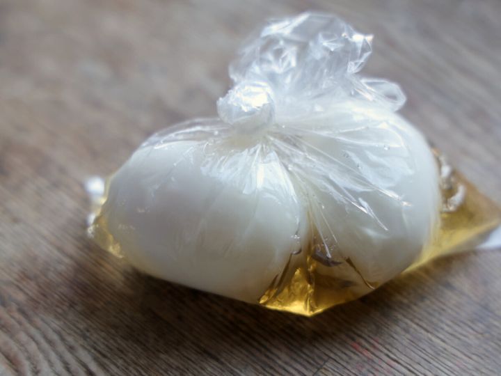 ゆで卵を白だしにつける