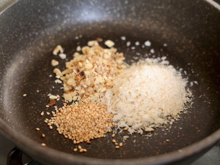 くるみは細かく刻み、他のAと一緒にフライパンでこんがりするまで、中弱火で炒める。