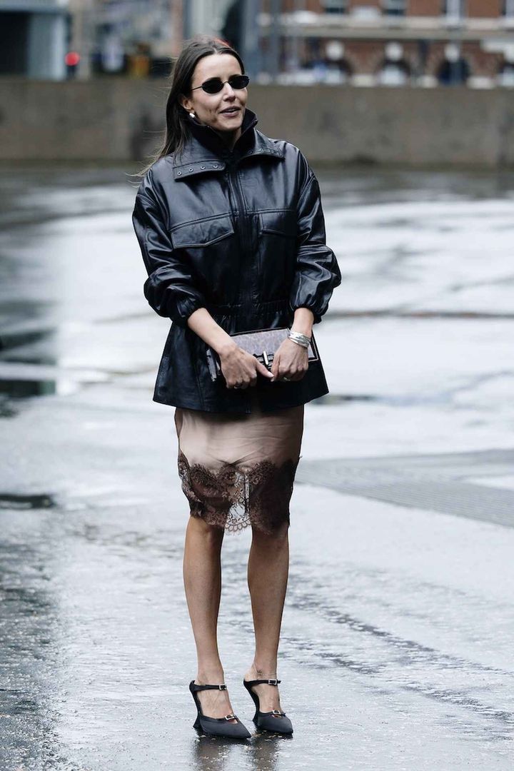 画像: 繊細レースとストイックなレザージャケット