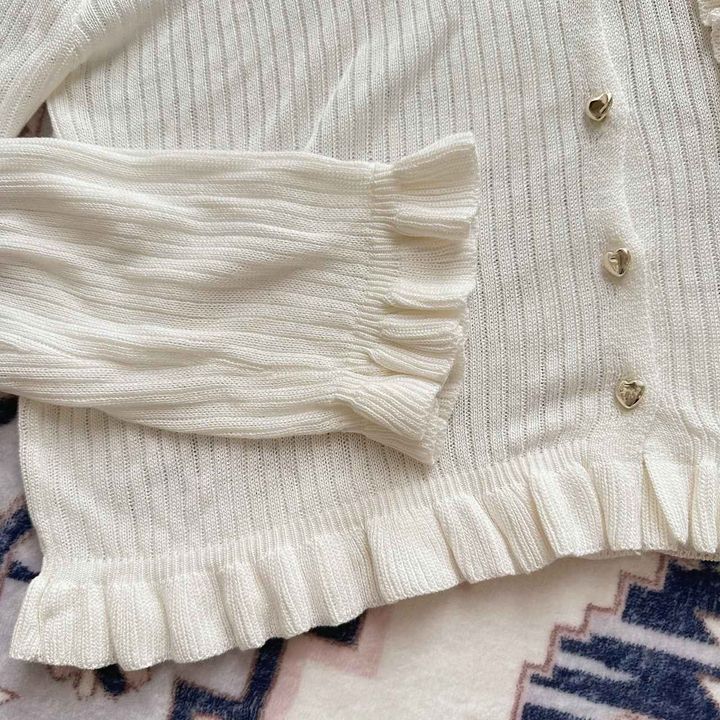 画像: 袖と裾のプリーツフリルでさりげない華やかさ