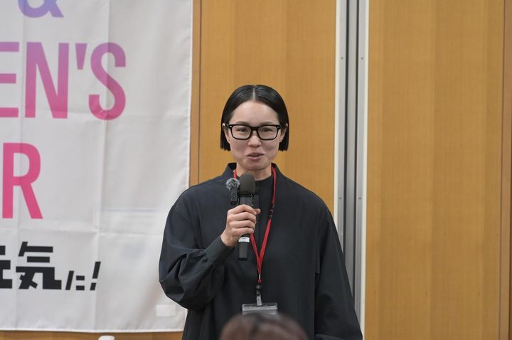 画像: FIBA公認国際審判員。BリーグやWリーグで活動。普段は小学校の教員の熊谷さん ©日本バスケットボール協会