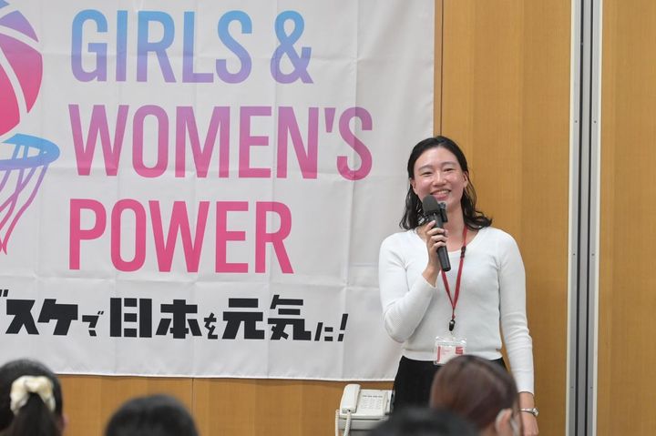 画像: FIBA公認国際審判員。会社経営、アートキュレーター、一児の母でもある高野さん ©日本バスケットボール協会