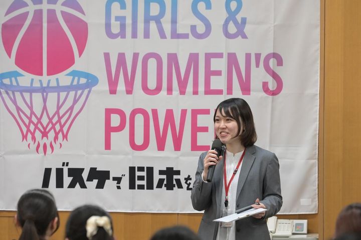 画像: 東京と京都の2拠点で全国大会やトップリーグの試合のTOを担当する武市さん ©日本バスケットボール協会