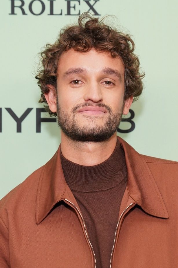 フランス映画界を代表する俳優、ジャン＝ポール・ベルモンド役のオーブリー・デュラン [c]Everett CollectionAFLO