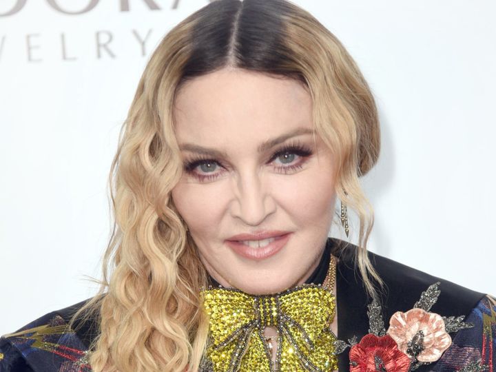 67歳マドンナ、ミニスカートでファッションショーに 美脚を披露 （C）AFLO width=