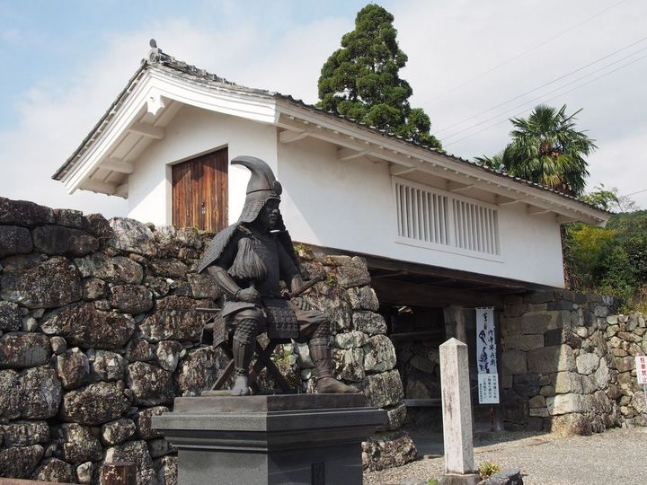 岐阜県不破郡垂井町に残る竹中重門が築いた陣屋跡と竹中半兵衛像